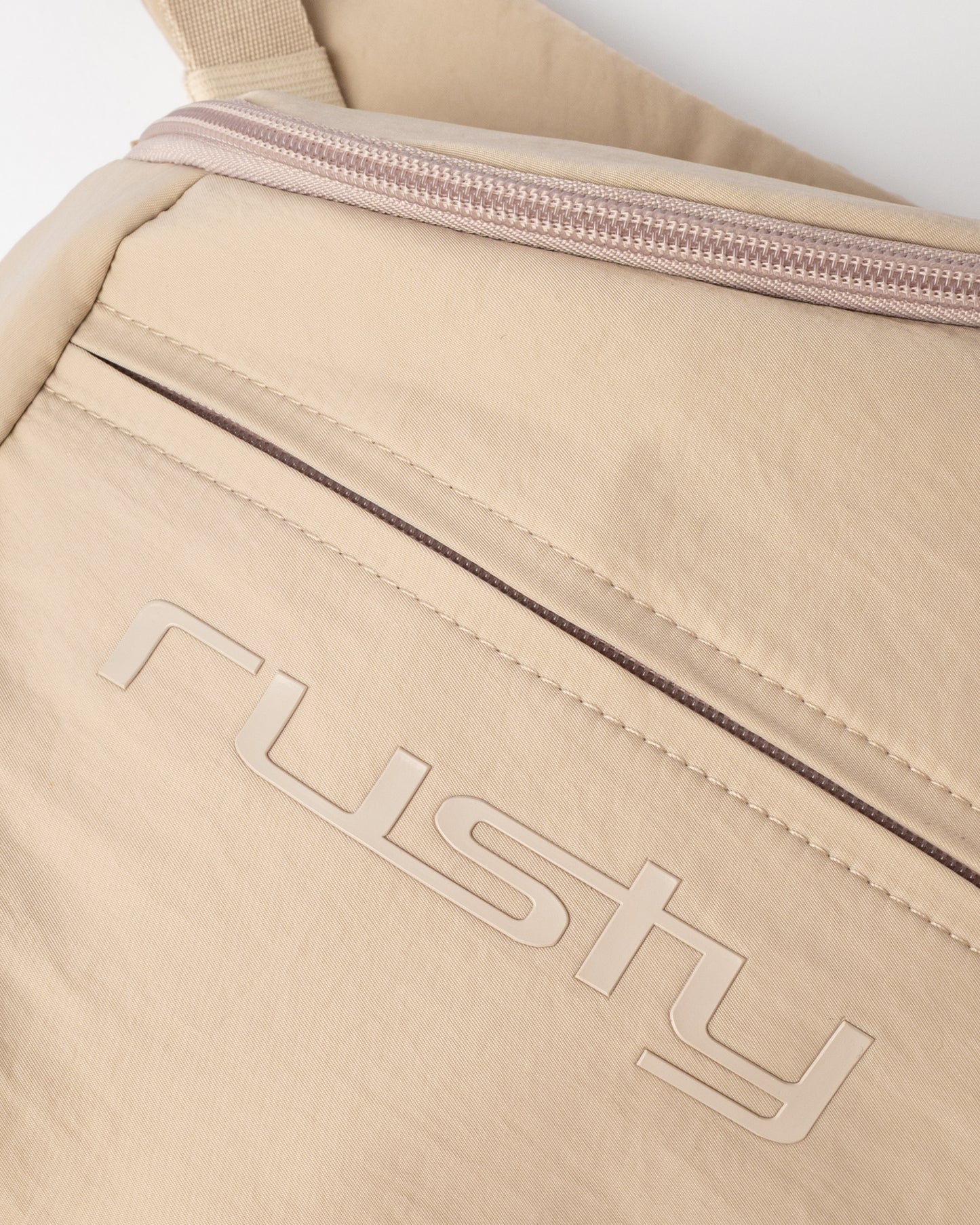 Mochila Free Run Nylon Sling Backpack Oatmeal