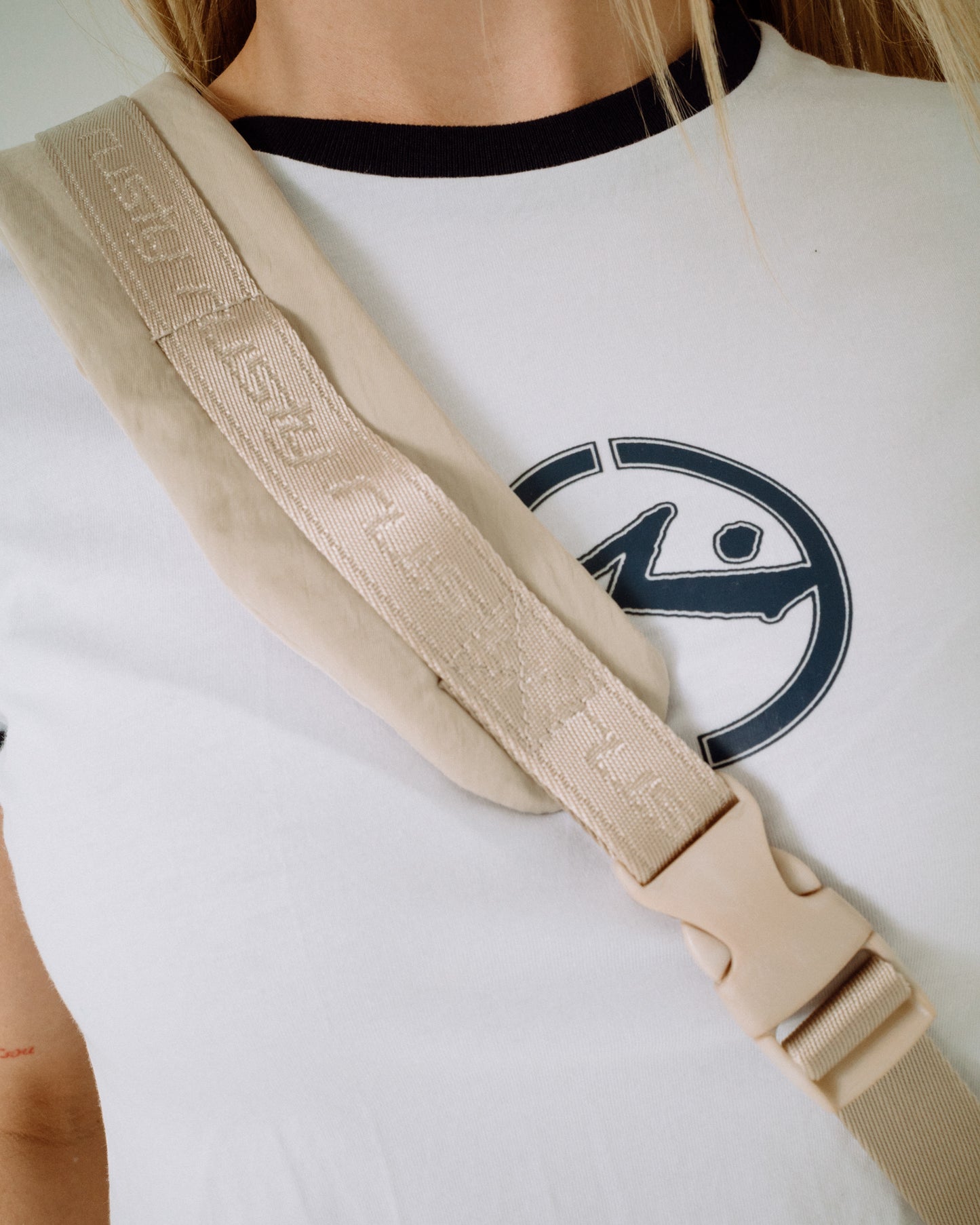 Mochila Free Run Nylon Sling Backpack Oatmeal