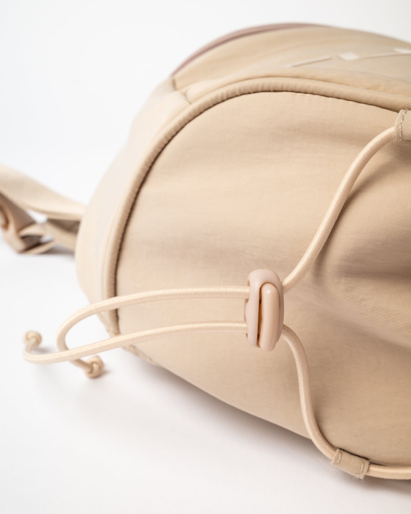 Mochila Free Run Nylon Sling Backpack Oatmeal