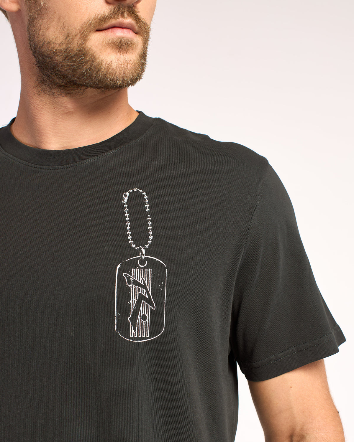 Remera Dog Tag Coal